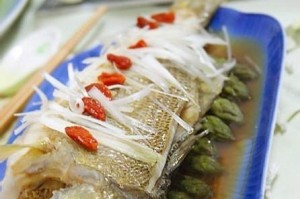 《以影之刃3为灵感制作美味清蒸鲈鱼》（学会这个食谱，做出跨越游戏与现实的美味）